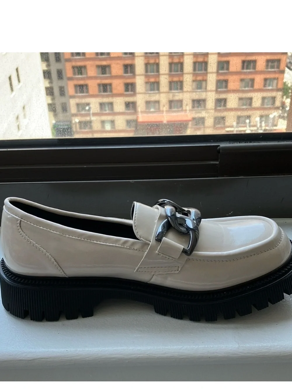 Cream patent Loafers with Chain Detail sz 10 G.C. Shoes